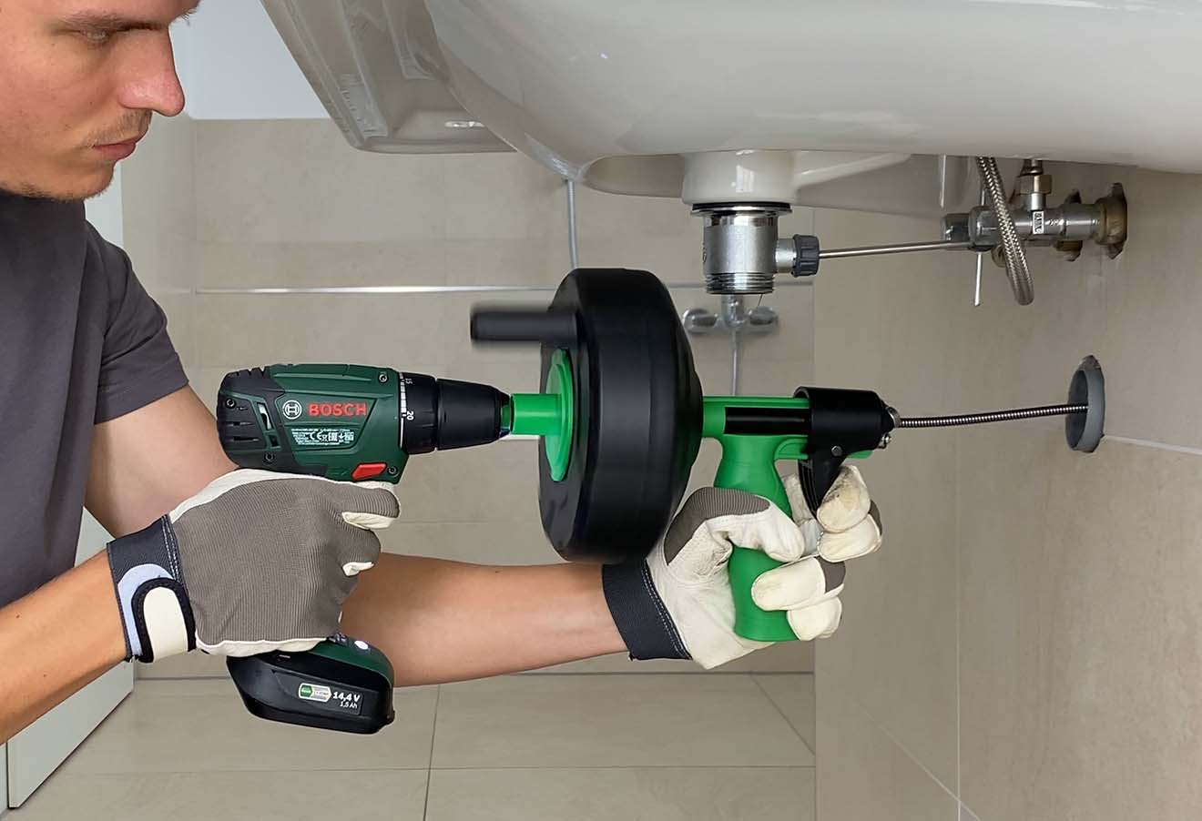 Die richtige Benutzung einer Rohrreinigungsspirale